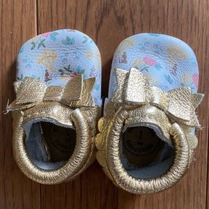 Disney Baby x Freshly Picked - Disney Princess Baby Bow Shoes (Belle)